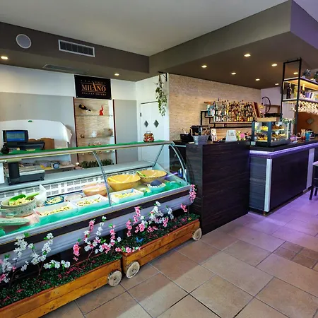 Il Santo - Restaurant & Swimming Pool Couette-café